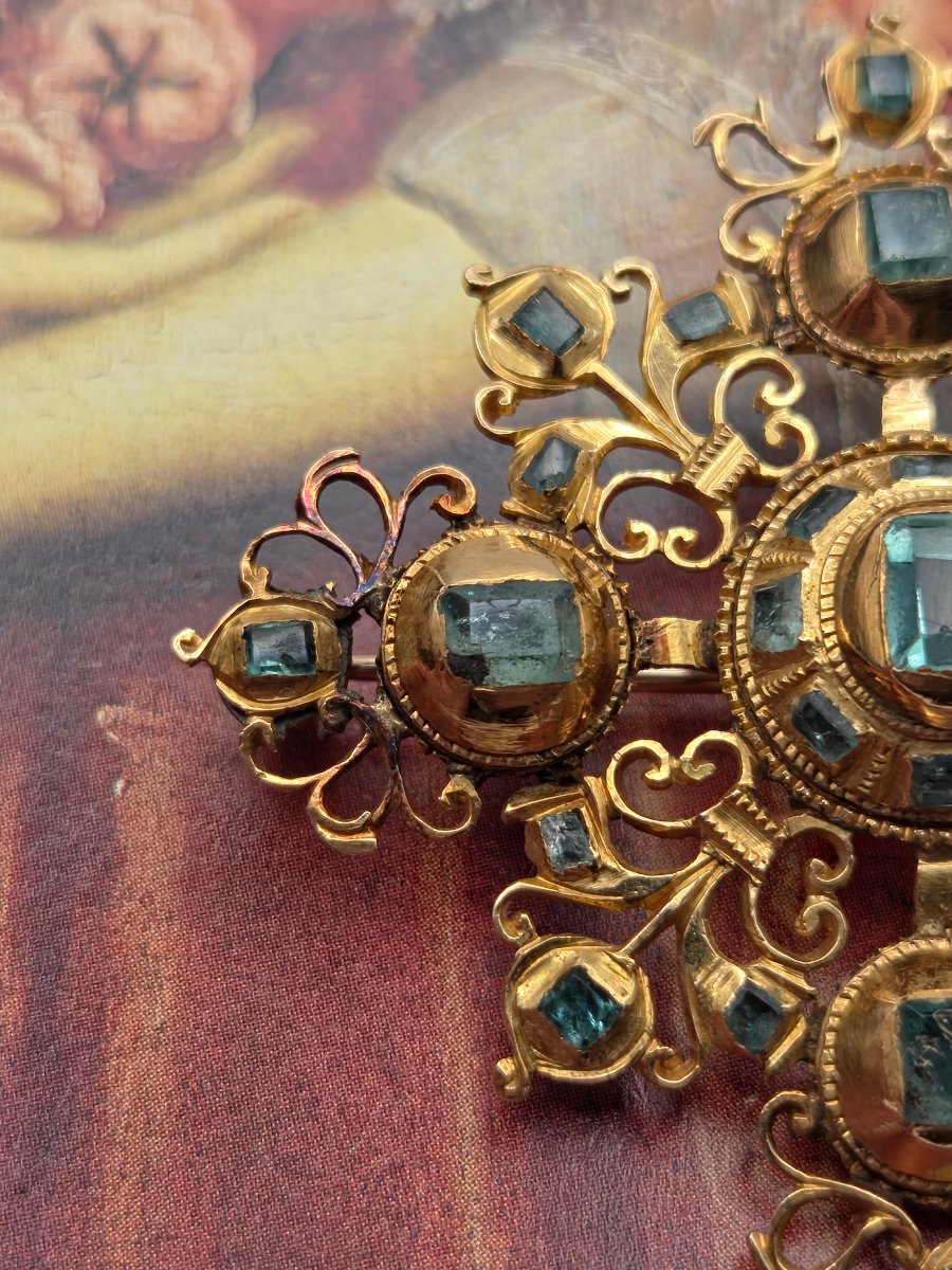 Antique Iberian Brooch In The Baroque Style, Georgian Emerald (circa 1720–1780), Gold Cross-photo-1