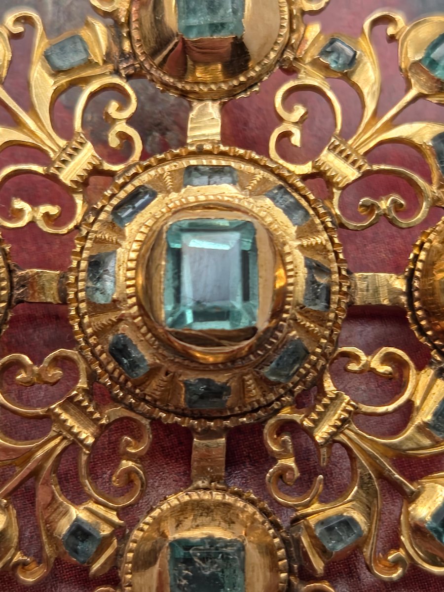 Antique Iberian Brooch In The Baroque Style, Georgian Emerald (circa 1720–1780), Gold Cross-photo-4