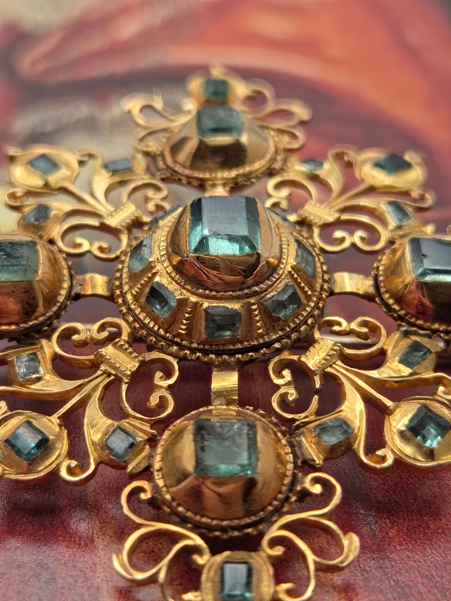 Antique Iberian Brooch In The Baroque Style, Georgian Emerald (circa 1720–1780), Gold Cross-photo-5