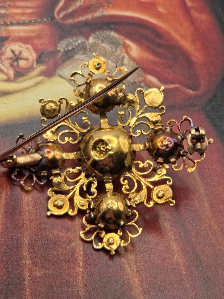 Antique Iberian Brooch In The Baroque Style, Georgian Emerald (circa 1720–1780), Gold Cross-photo-7