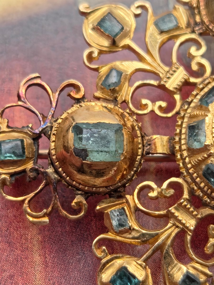 Antique Iberian Brooch In The Baroque Style, Georgian Emerald (circa 1720–1780), Gold Cross-photo-8