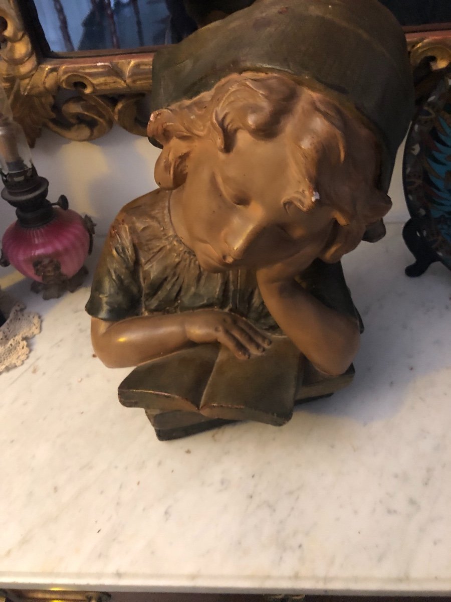 Buste D’une Petite Fille  En Plâtre Polychromé. 