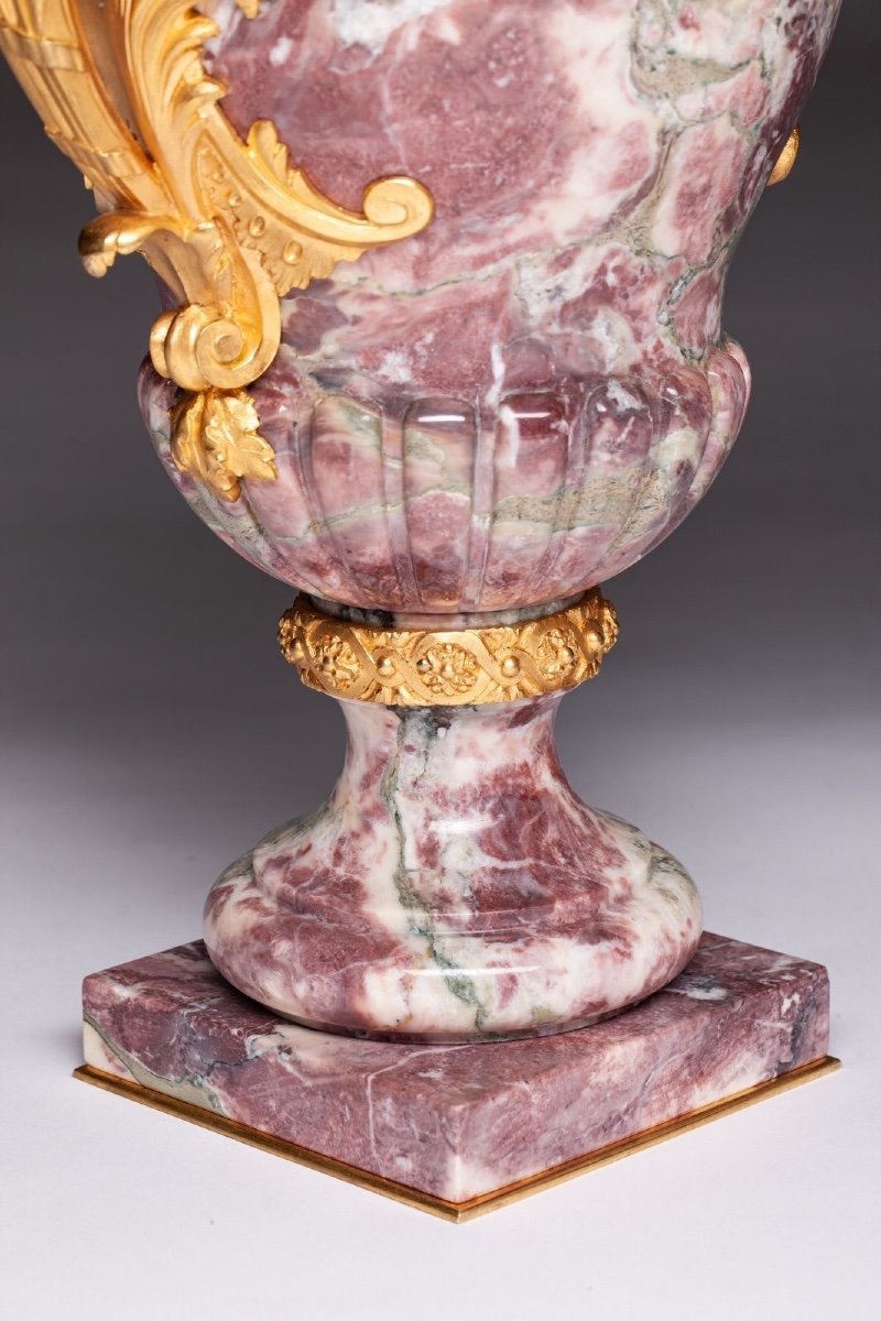 Paire de piédestaux de vases violets en marbre et bronze doré de style Louis XVI du XIXe siècle-photo-4