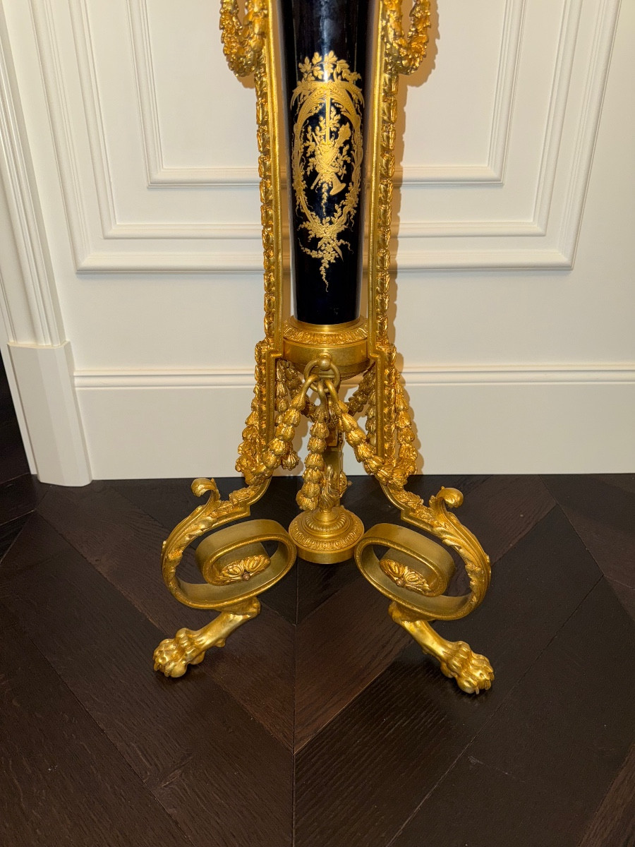 VASES DE SÈVRES À FOND BLEU COBALT, MONTÉS SUR DES SUPPORTS TRIPARTITES-photo-1