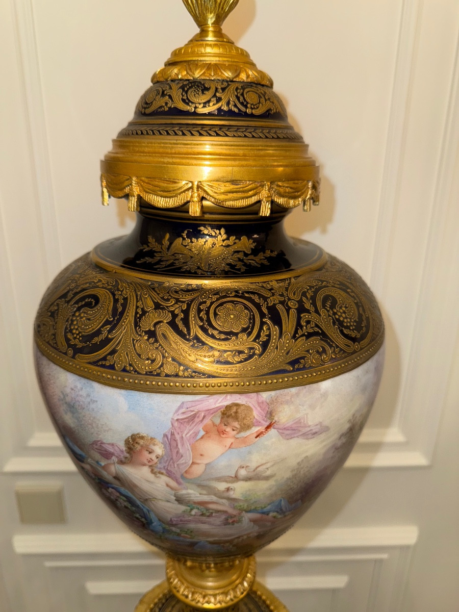 VASES DE SÈVRES À FOND BLEU COBALT, MONTÉS SUR DES SUPPORTS TRIPARTITES-photo-3