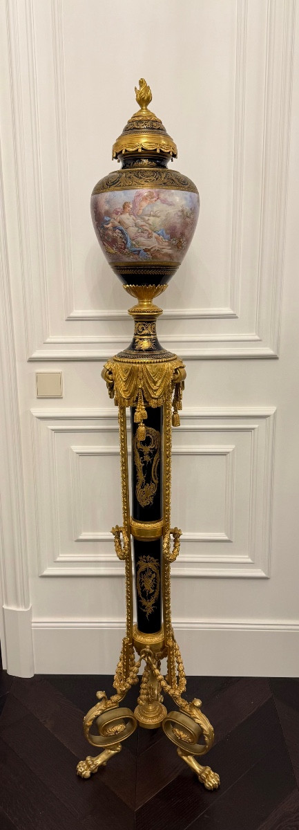 VASES DE SÈVRES À FOND BLEU COBALT, MONTÉS SUR DES SUPPORTS TRIPARTITES