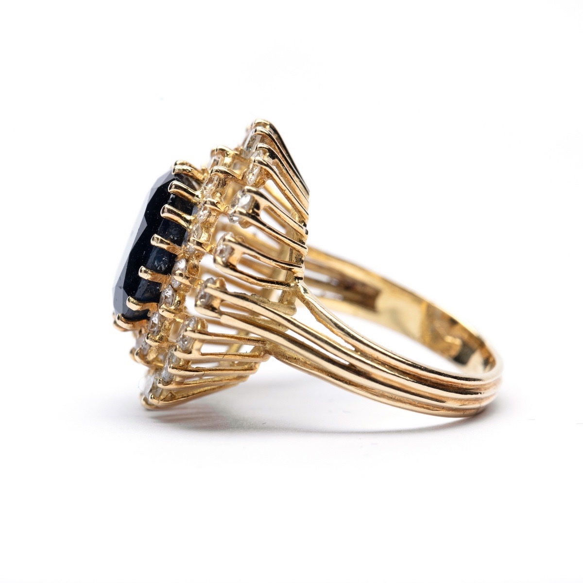 Ring In 18-carat Gold With A Sapphire And Diamonds.-photo-2
