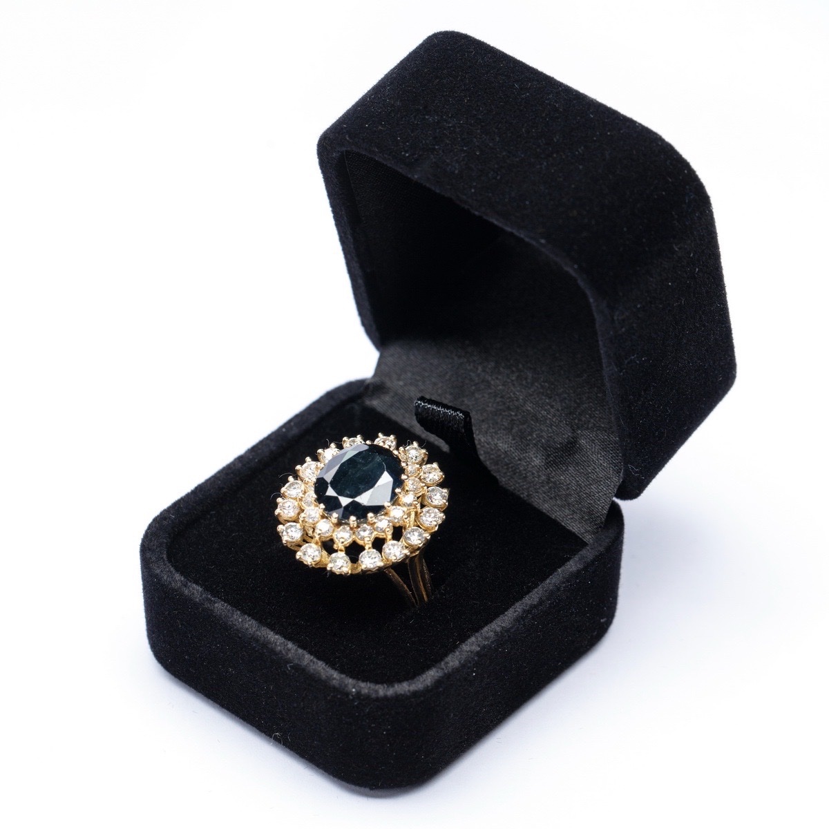 Ring In 18-carat Gold With A Sapphire And Diamonds.-photo-4
