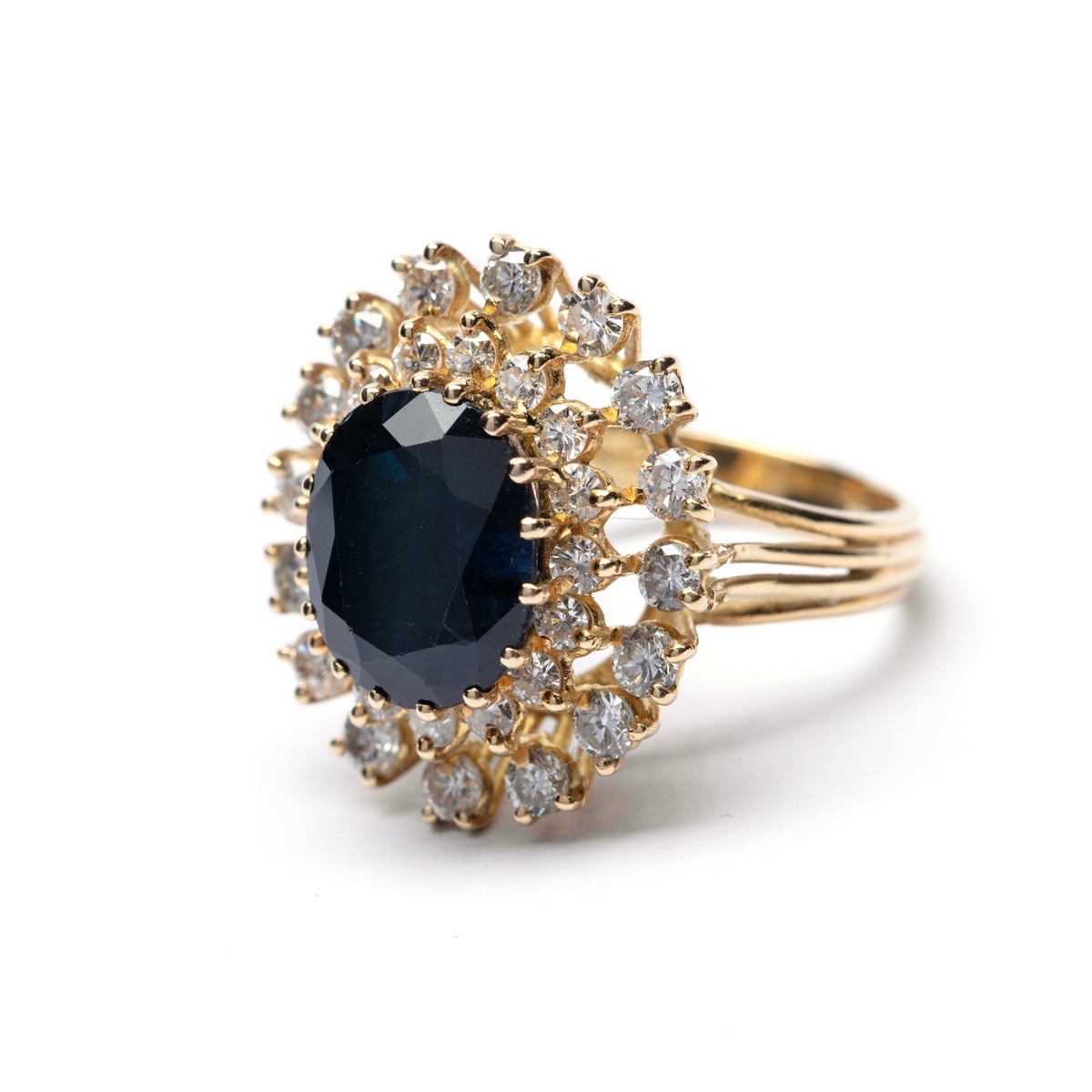 Ring In 18-carat Gold With A Sapphire And Diamonds.