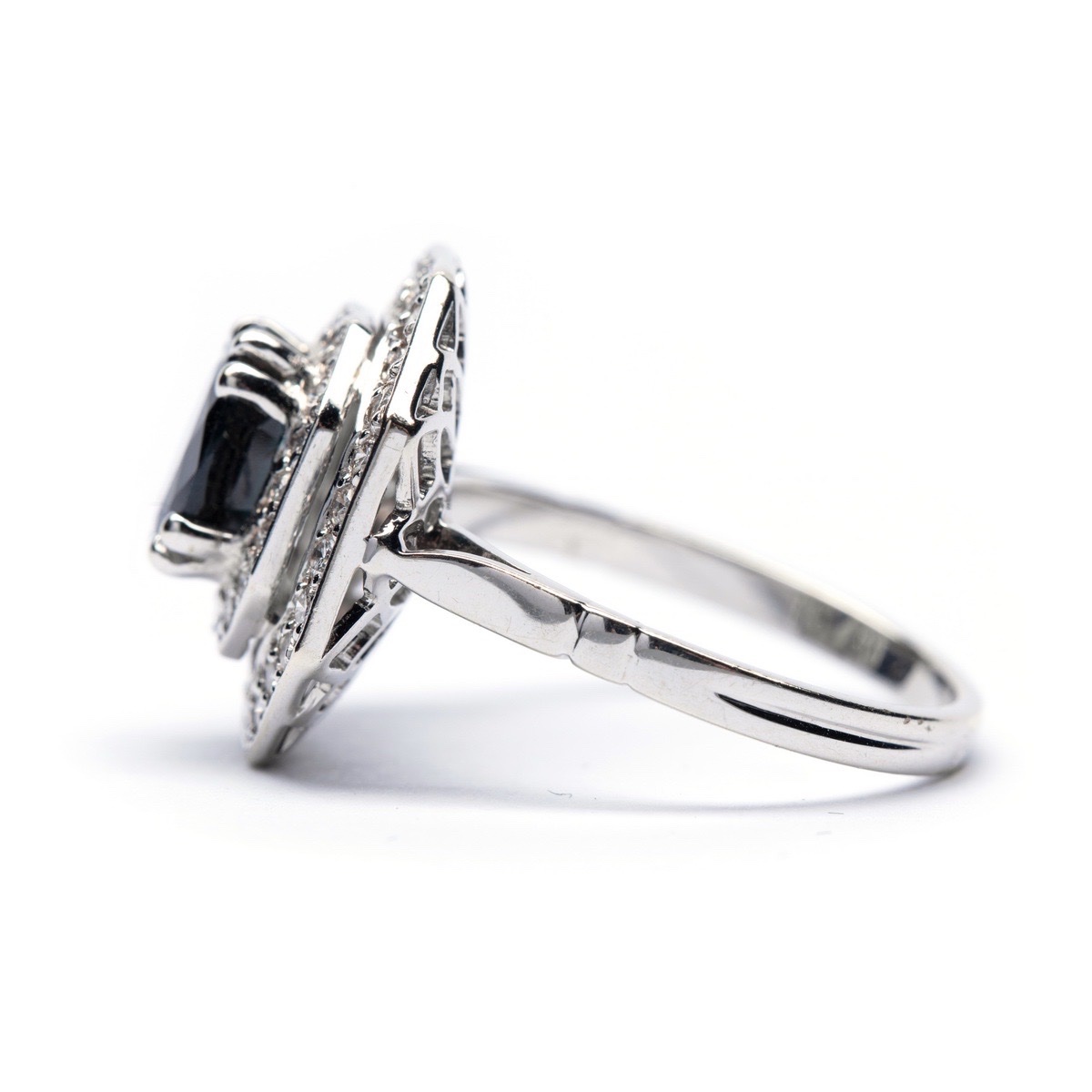 Bague vintage en or 18 carats ornée d’un saphir et de diamants.-photo-2