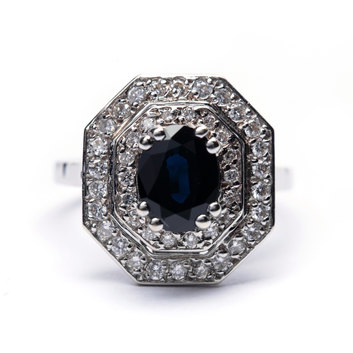 Bague vintage en or 18 carats ornée d’un saphir et de diamants.-photo-3