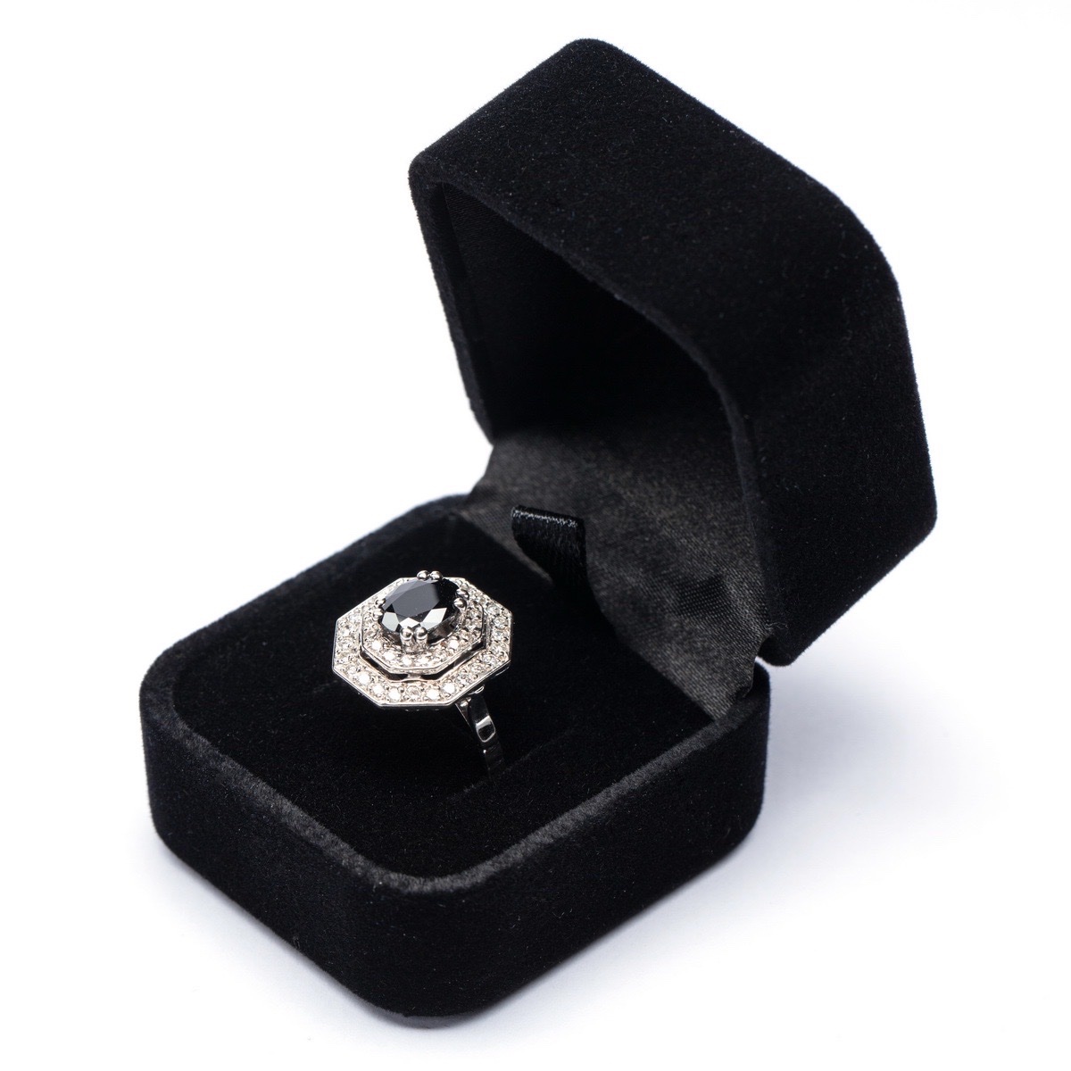 Bague vintage en or 18 carats ornée d’un saphir et de diamants.-photo-4
