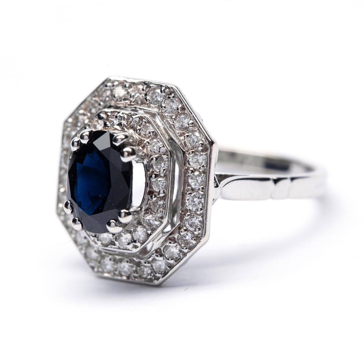 Bague vintage en or 18 carats ornée d’un saphir et de diamants.