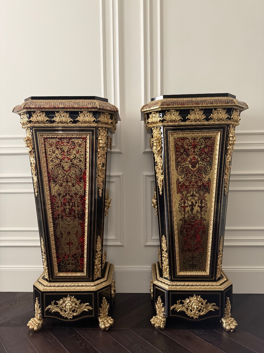 Paire de colonnes-piédestaux d’époque Napoléon III, en marqueterie Boulle – XIXe siècle.