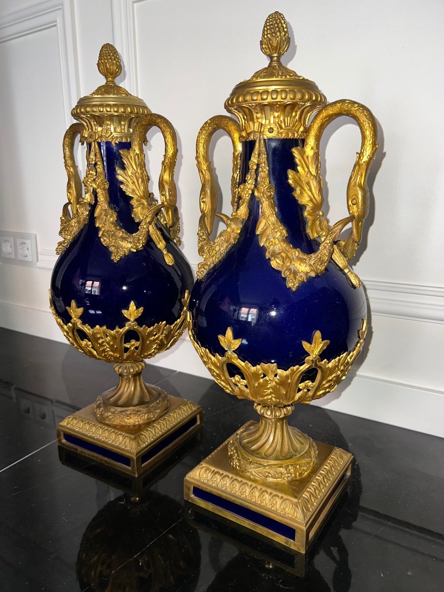 Sevres France Bleu Cobalt Porcelaine Bronze Swan Poignee Urne Vases Montés-photo-2