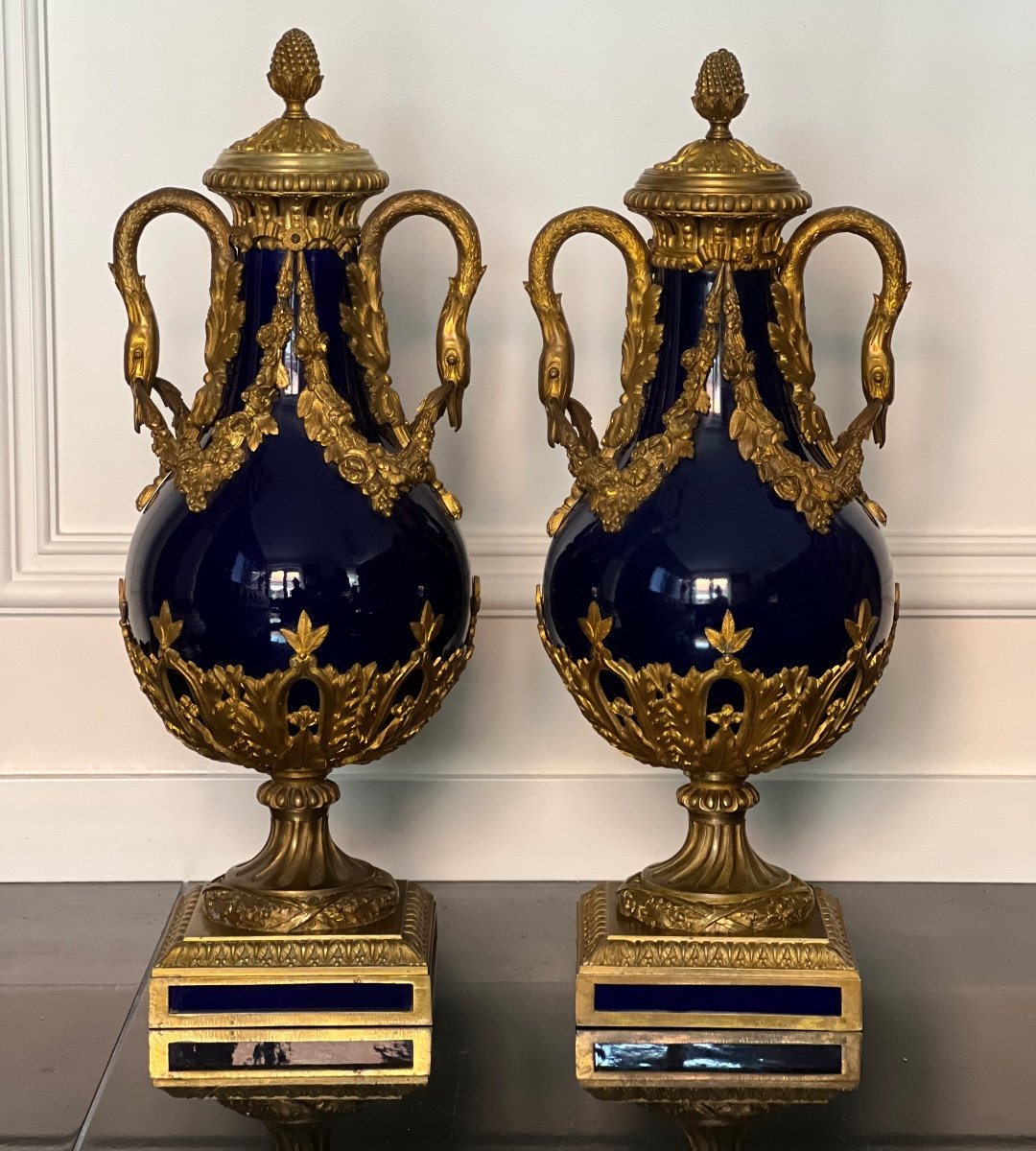 Sevres France Bleu Cobalt Porcelaine Bronze Swan Poignee Urne Vases Montés