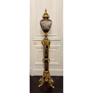 VASES DE SÈVRES À FOND BLEU COBALT, MONTÉS SUR DES SUPPORTS TRIPARTITES