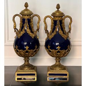 Sevres France Bleu Cobalt Porcelaine Bronze Swan Poignee Urne Vases Montés