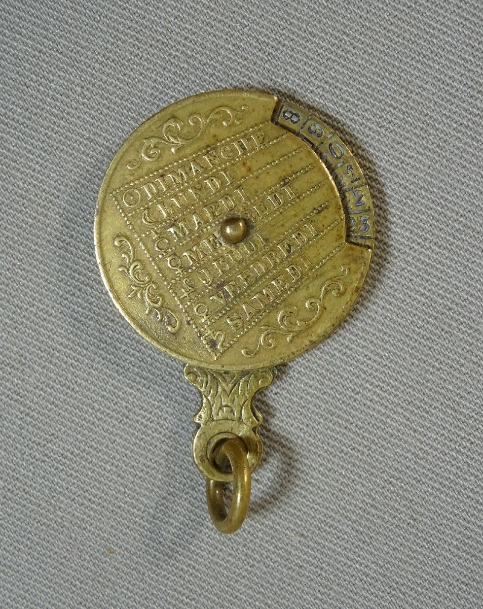 Mini Calendrier Perp&eacute;tuel Du XIX&egrave;me Si&egrave;cle En Laiton Finement Cisel&eacute;, Beau Mod&egrave;le En Pendentif Circulaire, 19 mm-photo-3