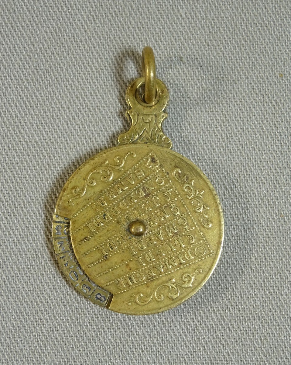 Mini Calendrier Perp&eacute;tuel Du XIX&egrave;me Si&egrave;cle En Laiton Finement Cisel&eacute;, Beau Mod&egrave;le En Pendentif Circulaire, 19 mm-photo-4