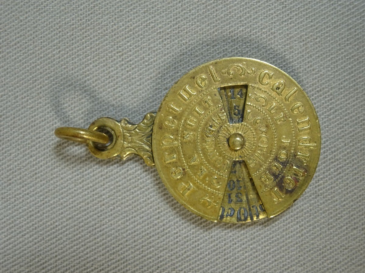 19th Century Mini Perpetual Calendar In Finely Chased Brass, Beautiful Circular Pendant Model, 19 Mm-photo-3