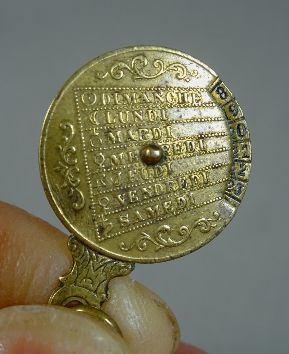 Mini Calendrier Perp&eacute;tuel Du XIX&egrave;me Si&egrave;cle En Laiton Finement Cisel&eacute;, Beau Mod&egrave;le En Pendentif Circulaire, 19 mm-photo-6