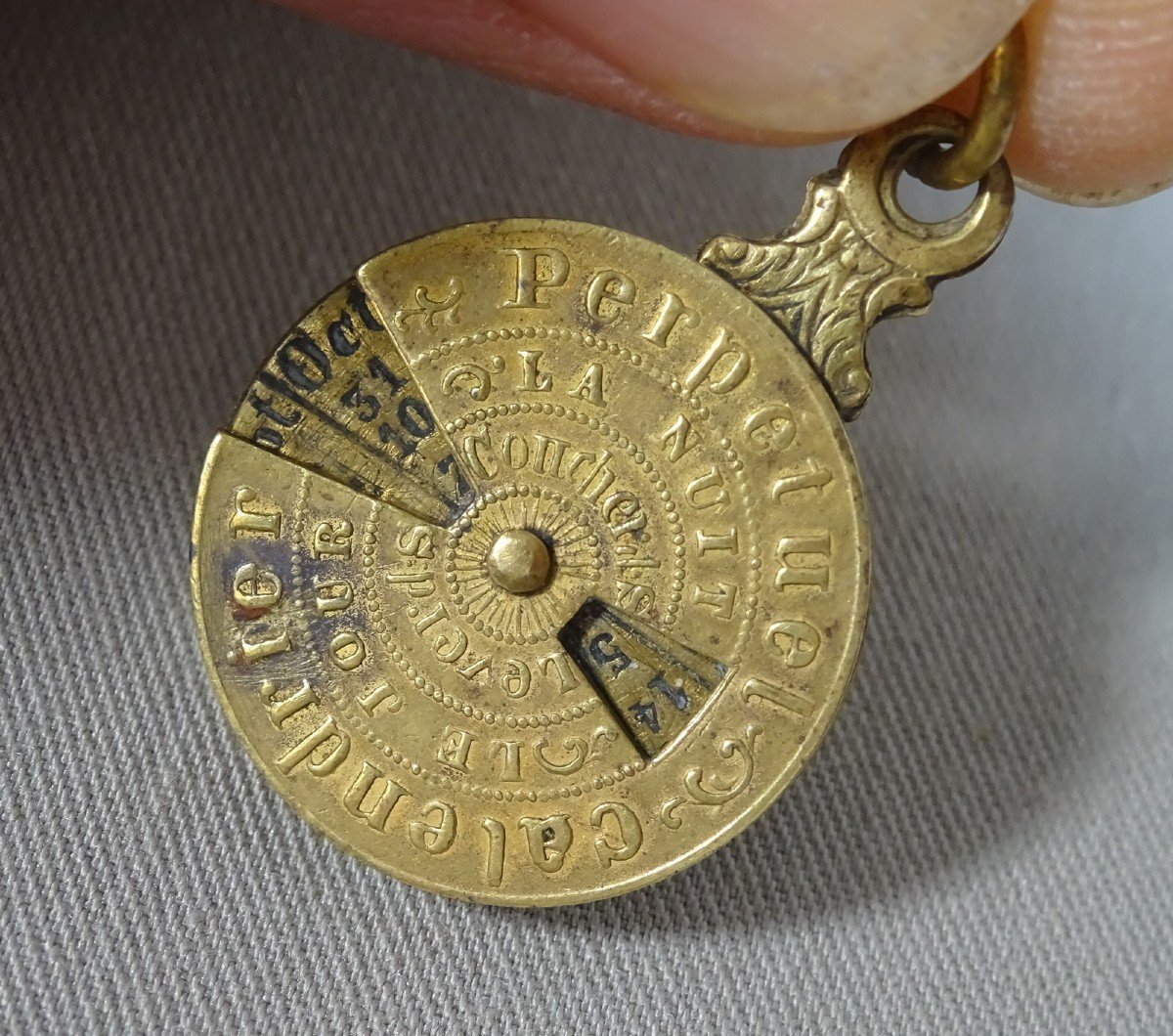 19th Century Mini Perpetual Calendar In Finely Chased Brass, Beautiful Circular Pendant Model, 19 Mm-photo-7