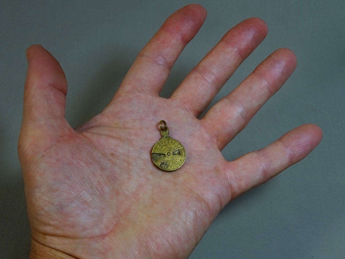 19th Century Mini Perpetual Calendar In Finely Chased Brass, Beautiful Circular Pendant Model, 19 Mm-photo-8