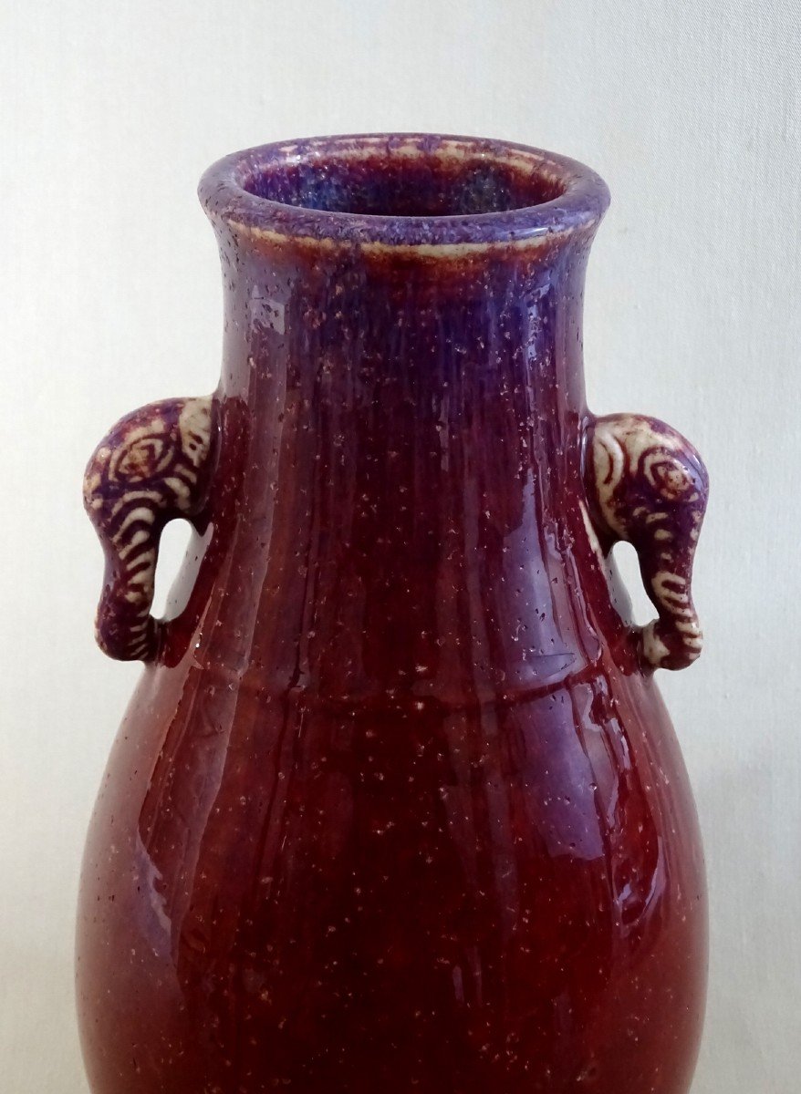 Chine Dynastie Qing, Epoque Qianlong, Vase de Forme Hu Rouge Sang De Boeuf, Décor Flammé Violacé et Têtes d'Elephants-photo-2