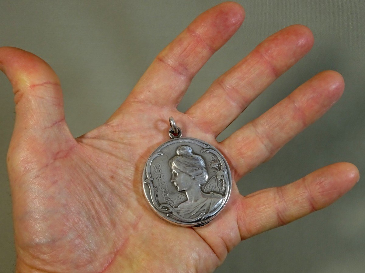 Felix Rasumny, Beau Petit Miroir Circulaire Art Nouveau en Argent, de Sac ou en Pendentif  Figurant la D&eacute;esse Psych&eacute;-photo-2