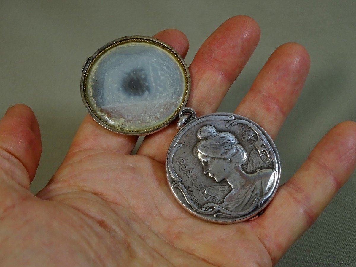 Felix Rasumny, Beau Petit Miroir Circulaire Art Nouveau en Argent, de Sac ou en Pendentif  Figurant la D&eacute;esse Psych&eacute;-photo-3