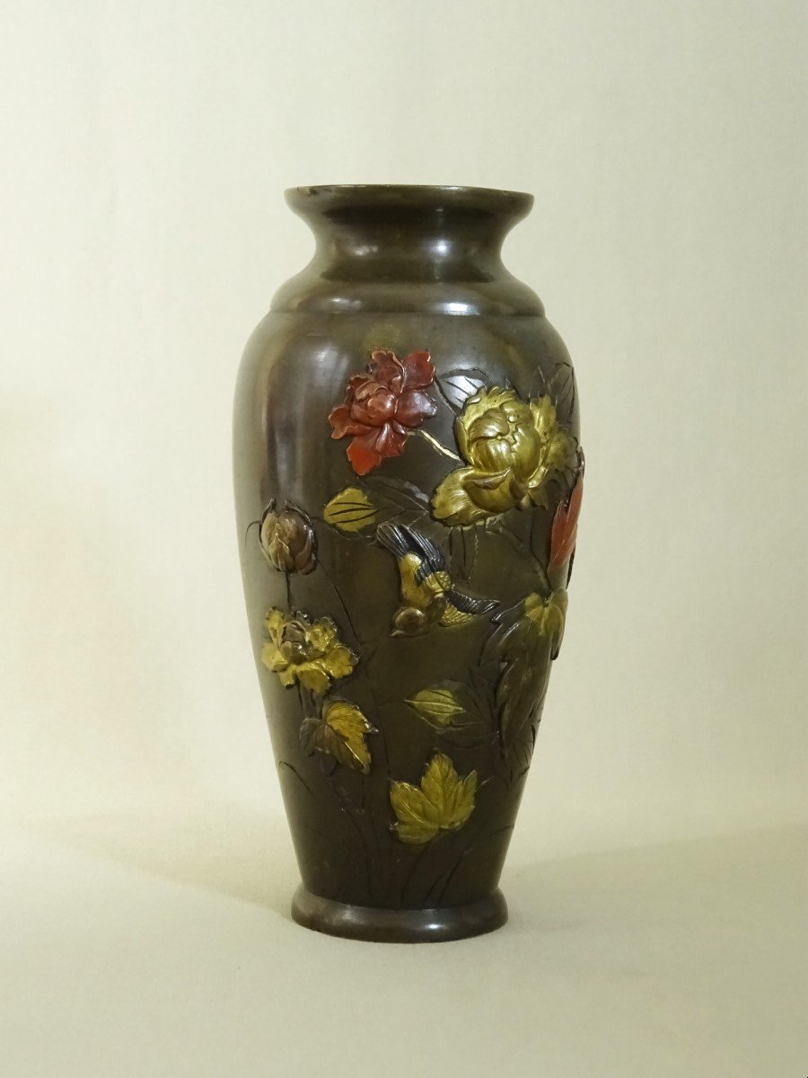 Japon, Période Meiji, XIXeme Siècle, Vase En Shibuichi à Patine Suaka à Décor Incrusté, Doré, Argenté et Ciselé
