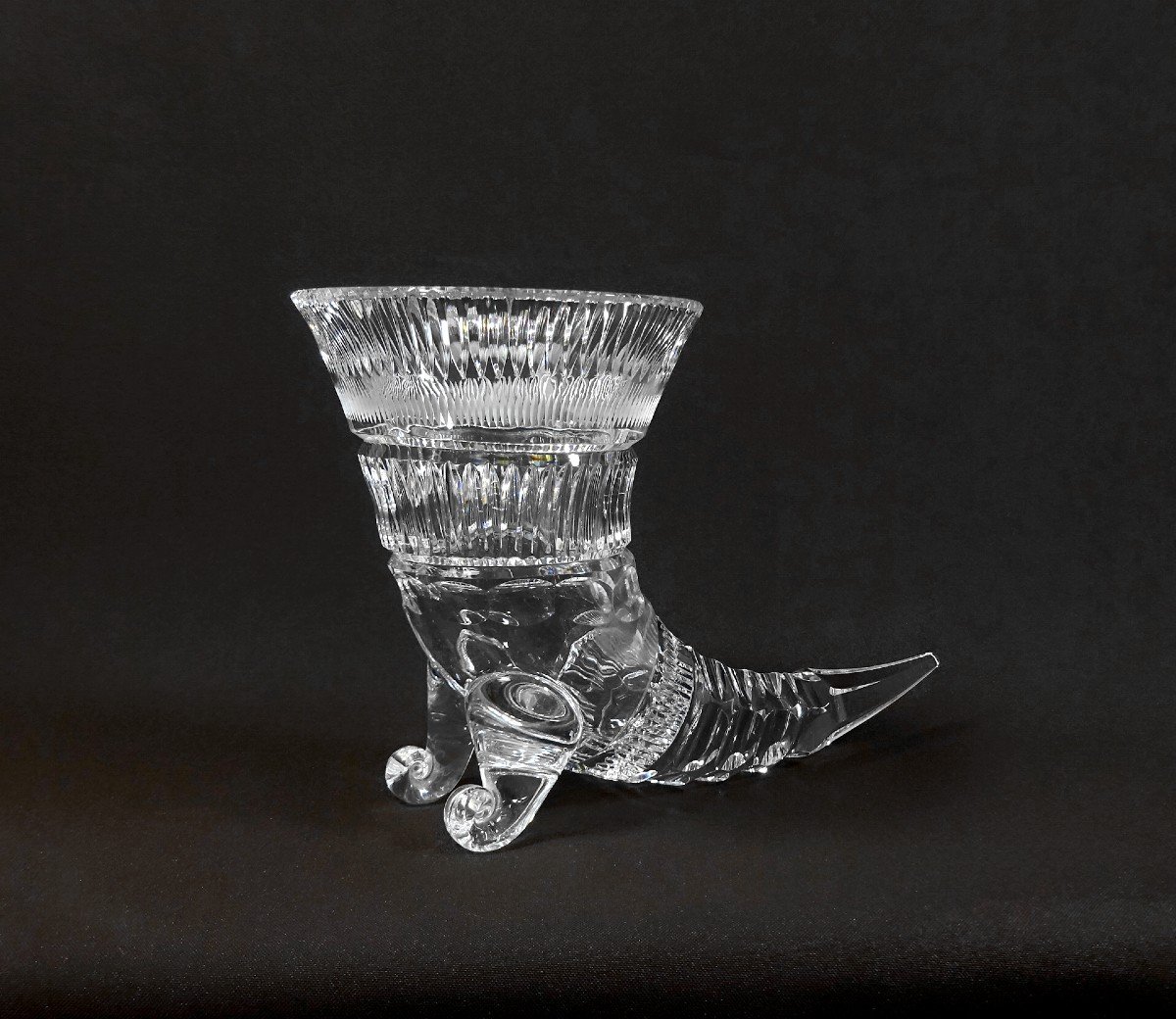 Vase Ancien Formant Corne d'Abondance Ou Vase  Ryhton En Cristal Taillé-photo-1