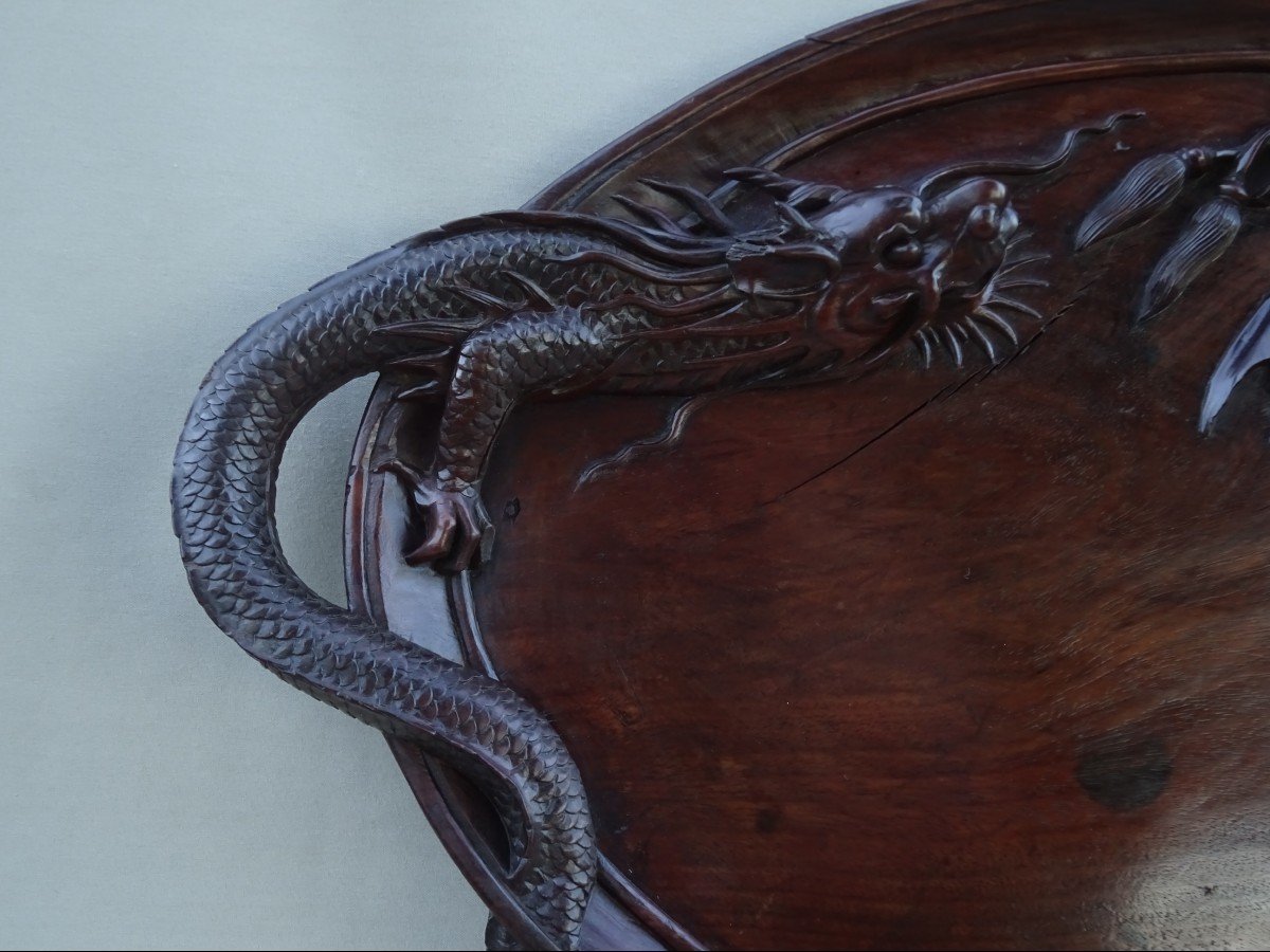 Chine Fin Du XIXeme, Grand Plateau en Bois Sculpt&eacute; &agrave; D&eacute;cor De Dragon, Chauve-souris Porte Bonheur et Monnaie Sap&egrave;que-photo-2