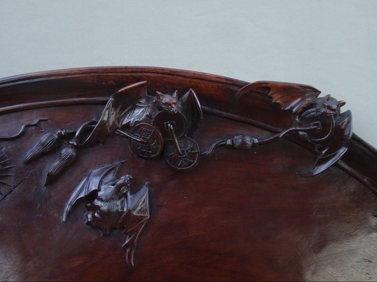 Chine Fin Du XIXeme, Grand Plateau en Bois Sculpt&eacute; &agrave; D&eacute;cor De Dragon, Chauve-souris Porte Bonheur et Monnaie Sap&egrave;que-photo-3