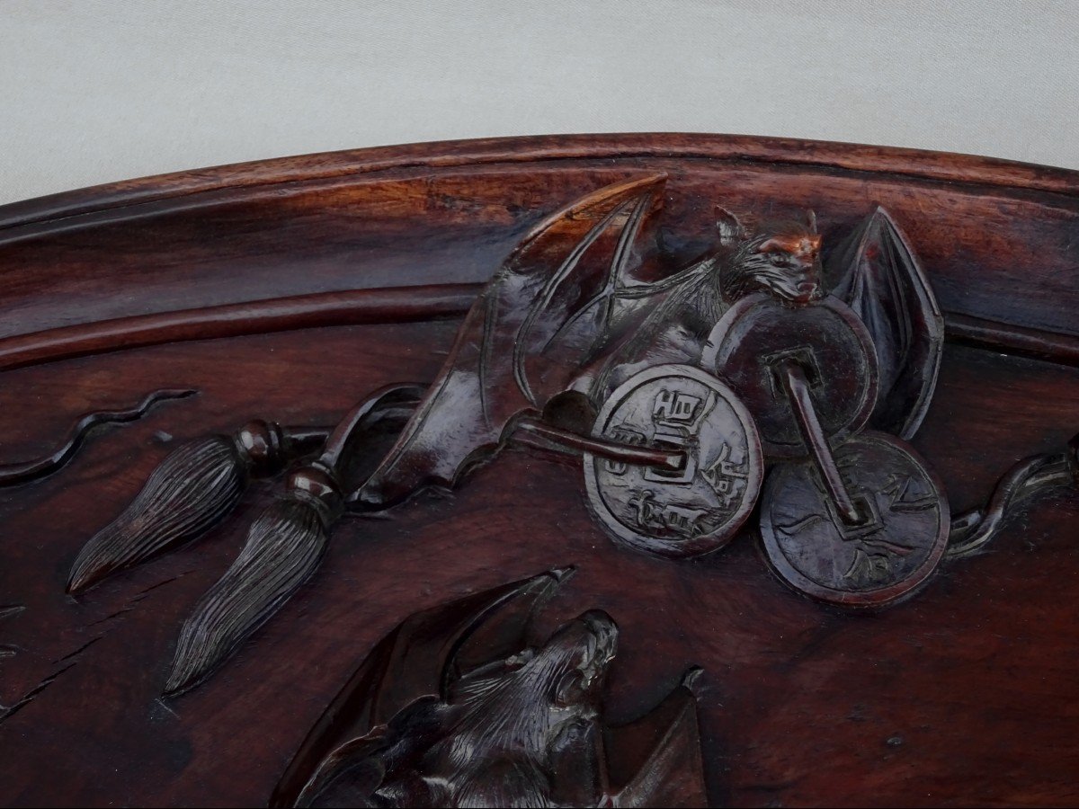 Chine Fin Du XIXeme, Grand Plateau en Bois Sculpt&eacute; &agrave; D&eacute;cor De Dragon, Chauve-souris Porte Bonheur et Monnaie Sap&egrave;que-photo-1