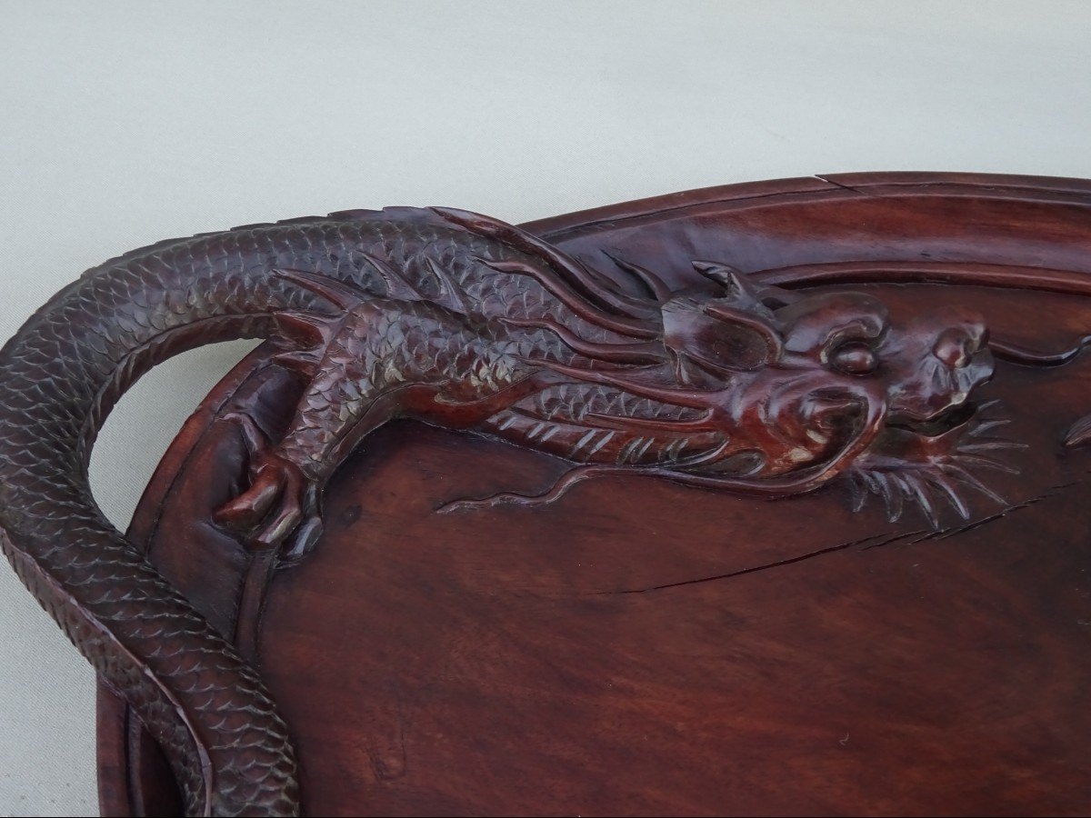 Chine Fin Du XIXeme, Grand Plateau en Bois Sculpt&eacute; &agrave; D&eacute;cor De Dragon, Chauve-souris Porte Bonheur et Monnaie Sap&egrave;que-photo-2