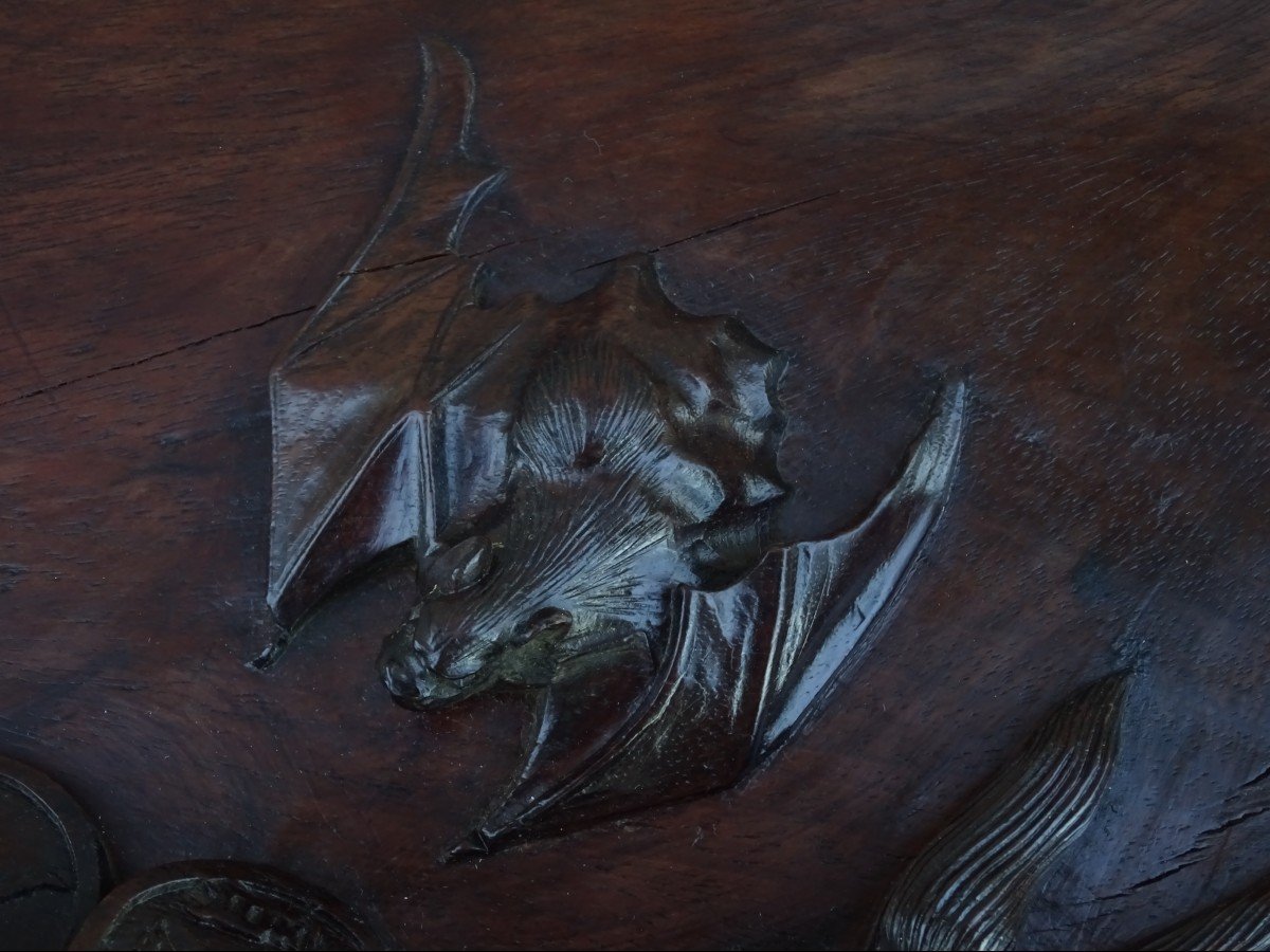 Chine Fin Du XIXeme, Grand Plateau en Bois Sculpt&eacute; &agrave; D&eacute;cor De Dragon, Chauve-souris Porte Bonheur et Monnaie Sap&egrave;que-photo-3