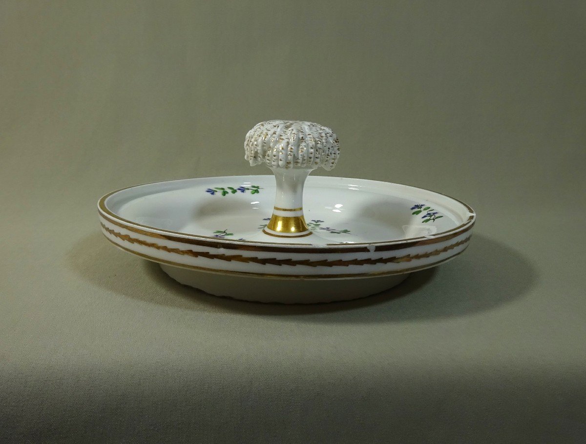 Sèvres, Paris, Couvercle De Glacière Du XVIIIe Siècle En Porcelaine, Décor Aux Barbeaux, si Cher à Marie-Antoinette-photo-1