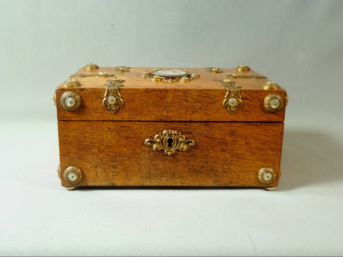 Jewelry Box In Speckled Maple Veneer, Decorated With A Miniature On Ivory, Gilded Brass Fittings & Mother-of-pearl Cabochons-photo-2