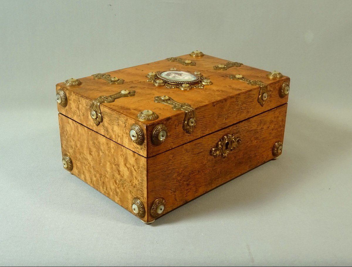 Jewelry Box In Speckled Maple Veneer, Decorated With A Miniature On Ivory, Gilded Brass Fittings & Mother-of-pearl Cabochons-photo-4