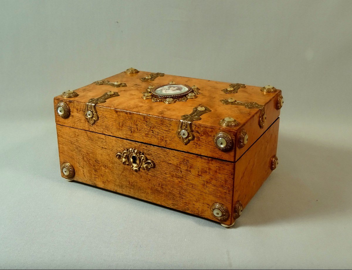 Jewelry Box In Speckled Maple Veneer, Decorated With A Miniature On Ivory, Gilded Brass Fittings & Mother-of-pearl Cabochons-photo-2