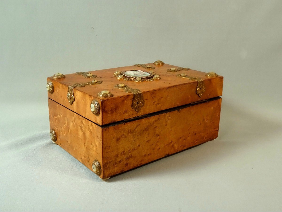 Jewelry Box In Speckled Maple Veneer, Decorated With A Miniature On Ivory, Gilded Brass Fittings & Mother-of-pearl Cabochons-photo-3