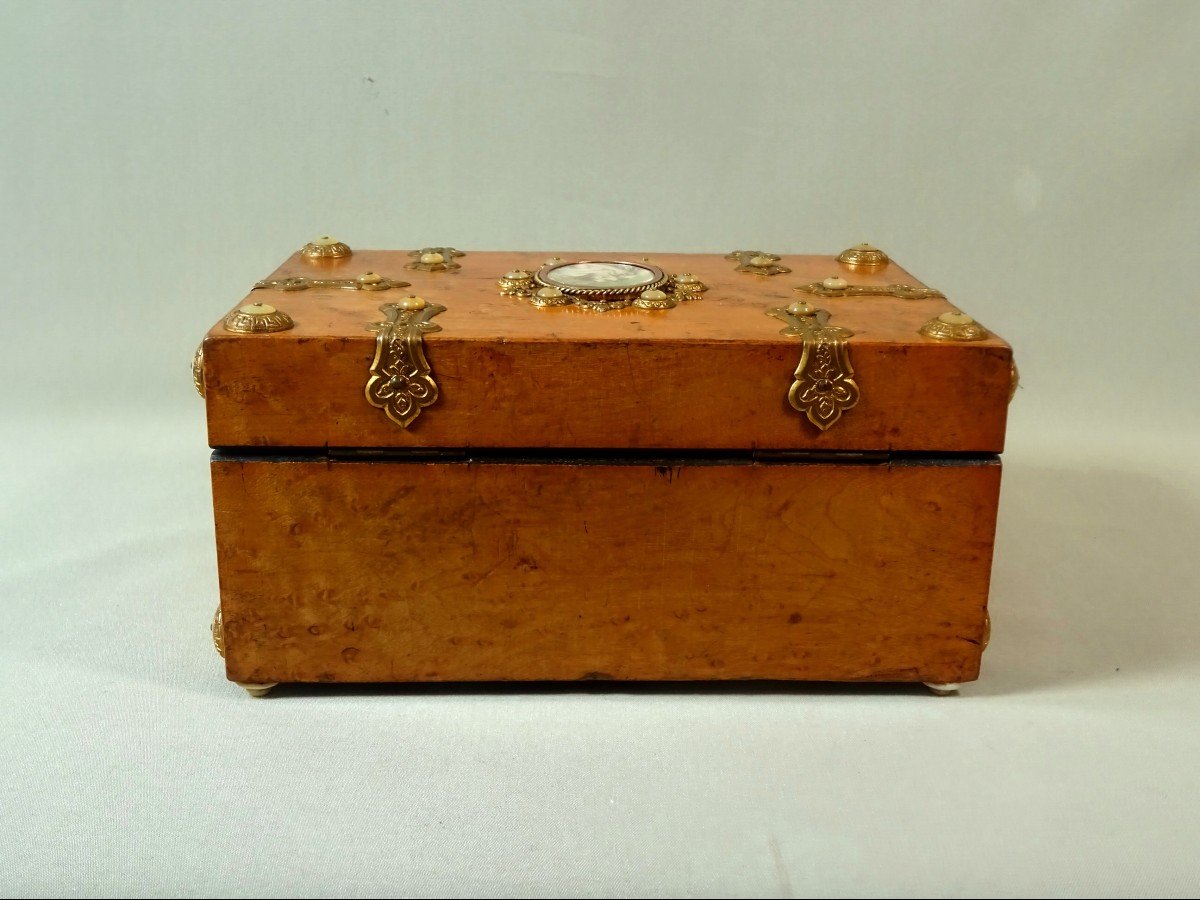 Jewelry Box In Speckled Maple Veneer, Decorated With A Miniature On Ivory, Gilded Brass Fittings & Mother-of-pearl Cabochons-photo-4