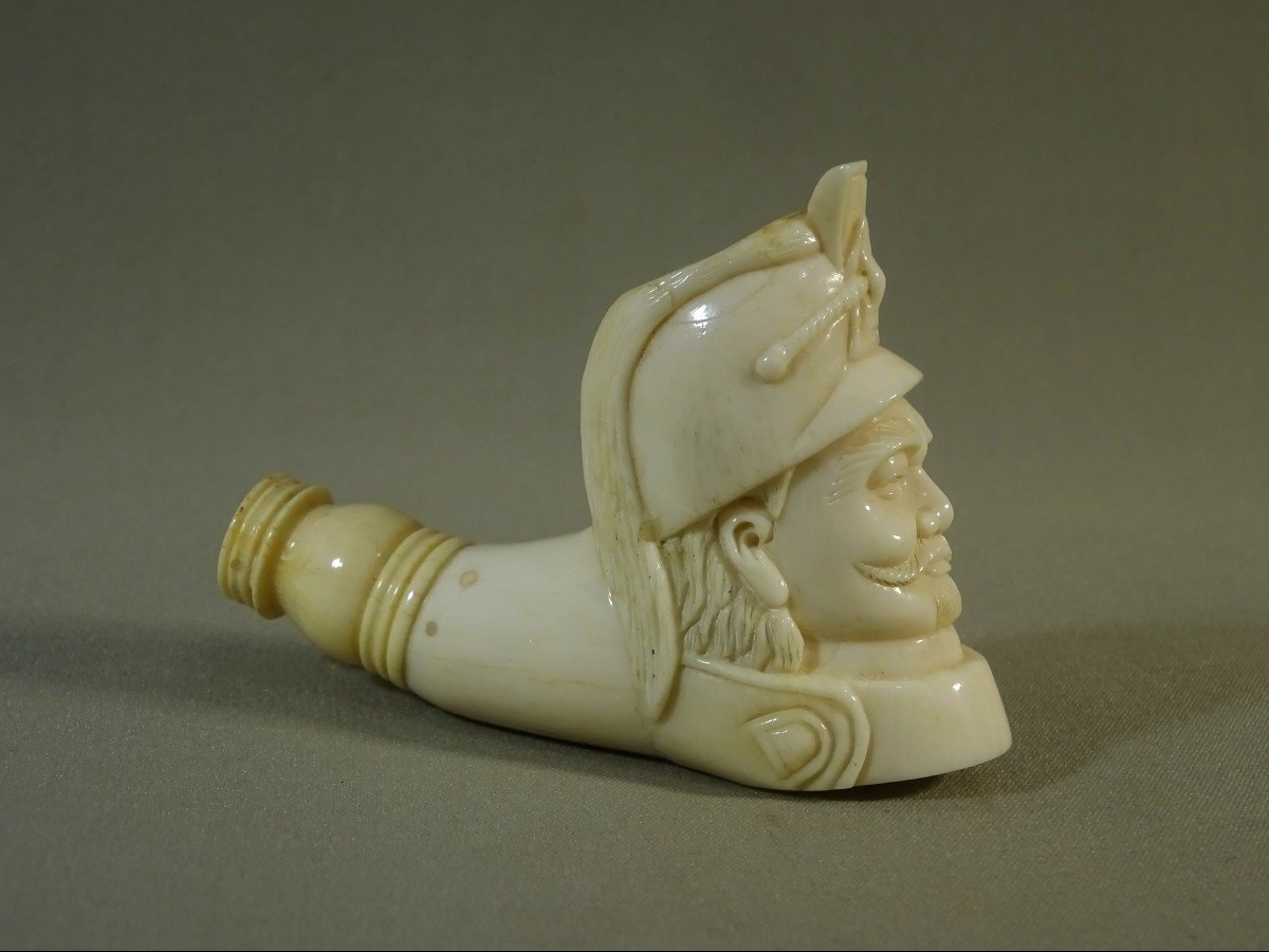 Fourneau De Pipe  Du XIX&egrave;me Si&egrave;cle En Ivoire Figurant Une T&ecirc;te De Soldat Hussard -photo-2