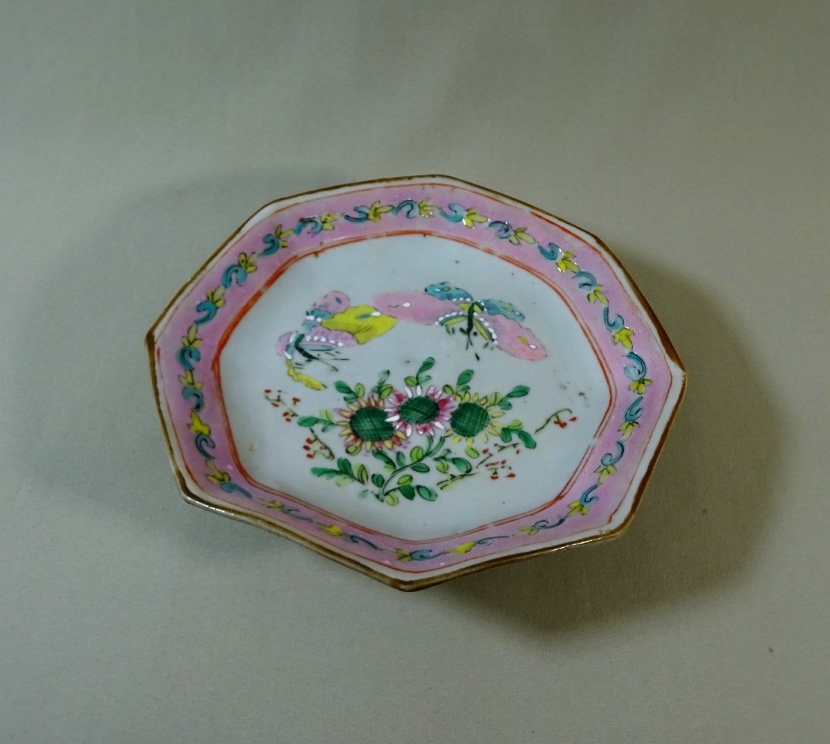 Chine Canton XIXème, Famille Rose, Assiette Montée En Porcelaine à Décor De Fleurs & Papillons-photo-2