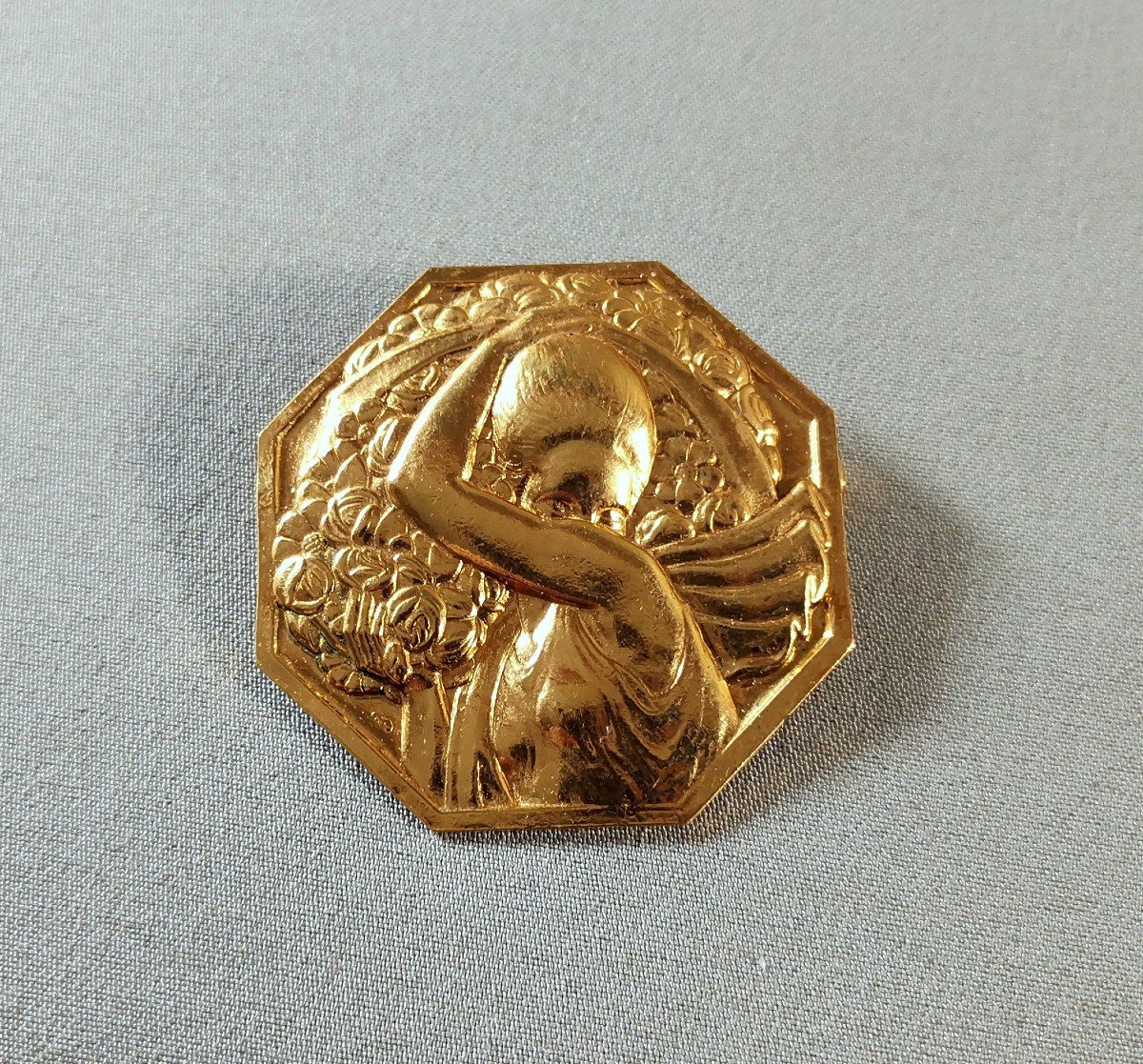 Pierre Turin, Corsage Clip Or Brooch From Art Deco Period, The Flower Carrier, Circa 1926, In Gold Plated-photo-3