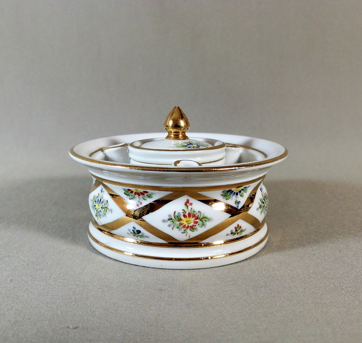 Limoges Late 19th Century, Porcelain Inkwell With Painted Decor Of Flowers And Gold Trellises & Edging-photo-2