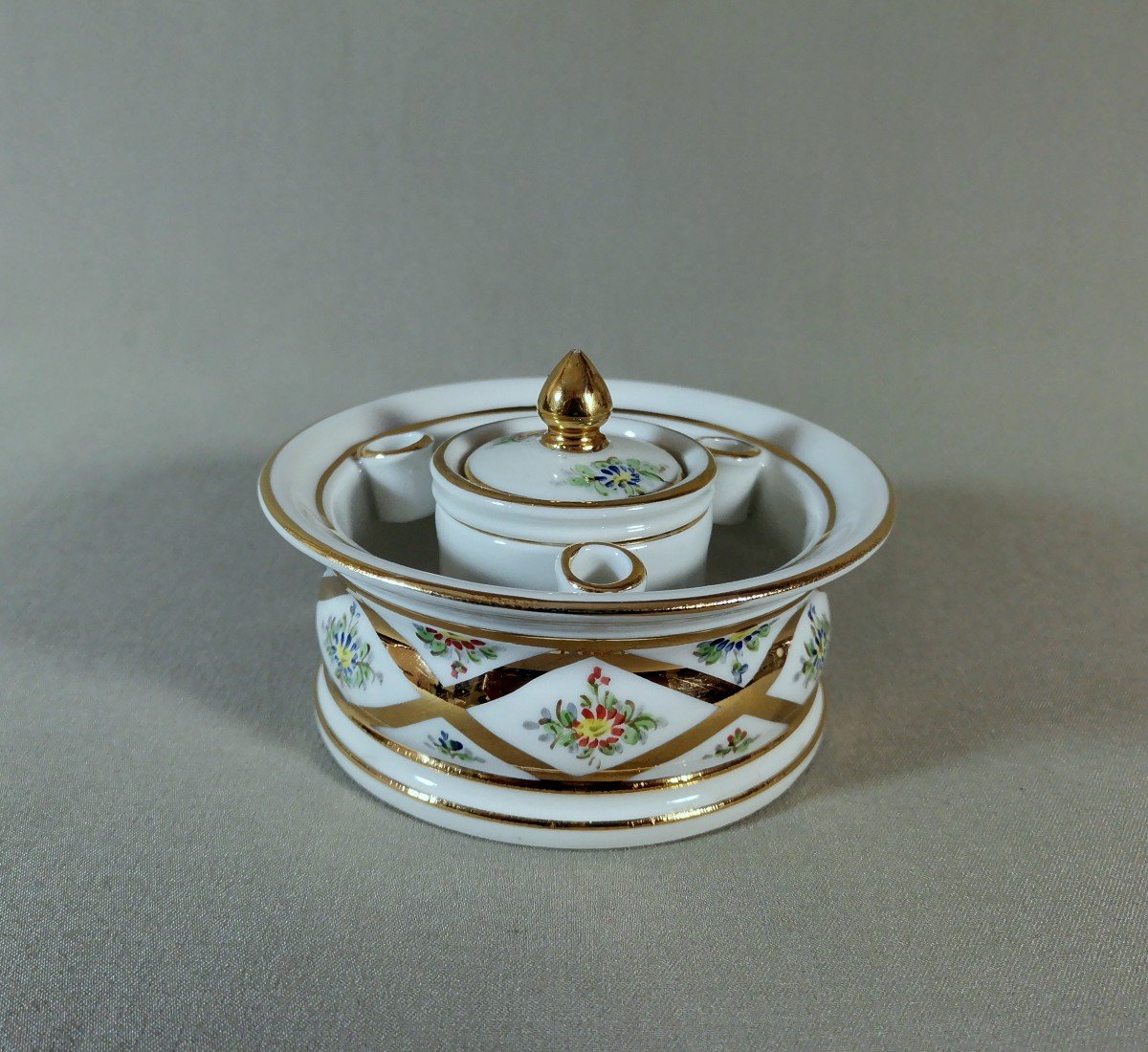 Limoges Late 19th Century, Porcelain Inkwell With Painted Decor Of Flowers And Gold Trellises & Edging-photo-3