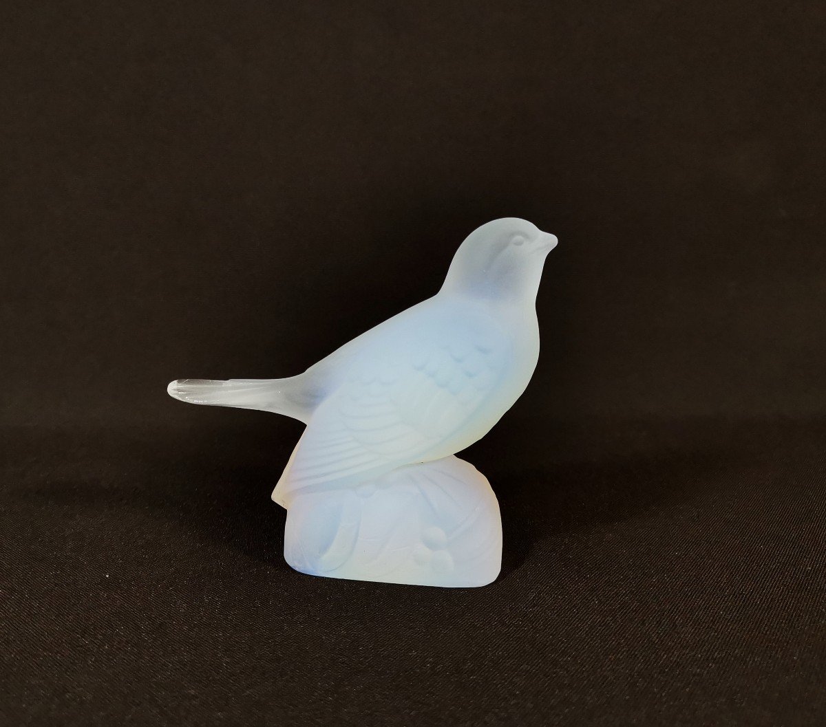 Marius Sabino, Oiseau Moineau en Cristal Opalescent Moulé-pressé, Vers 1930, Epoque Art Déco